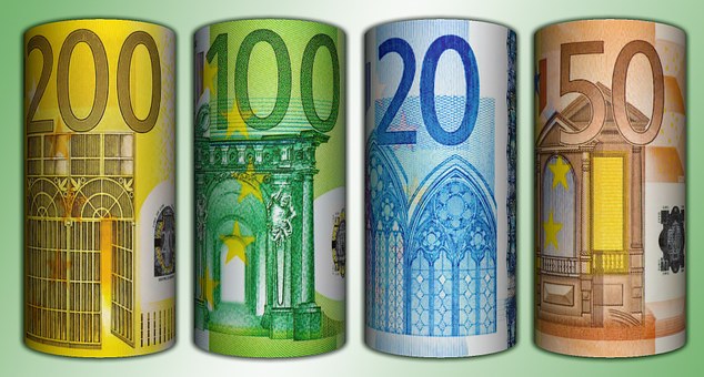 Euro Pièces De Monnaie Européennes De Cent De Billets De Banque Et Carte  Bleue Globale Image stock éditorial - Image du bleu, européen: 38571264