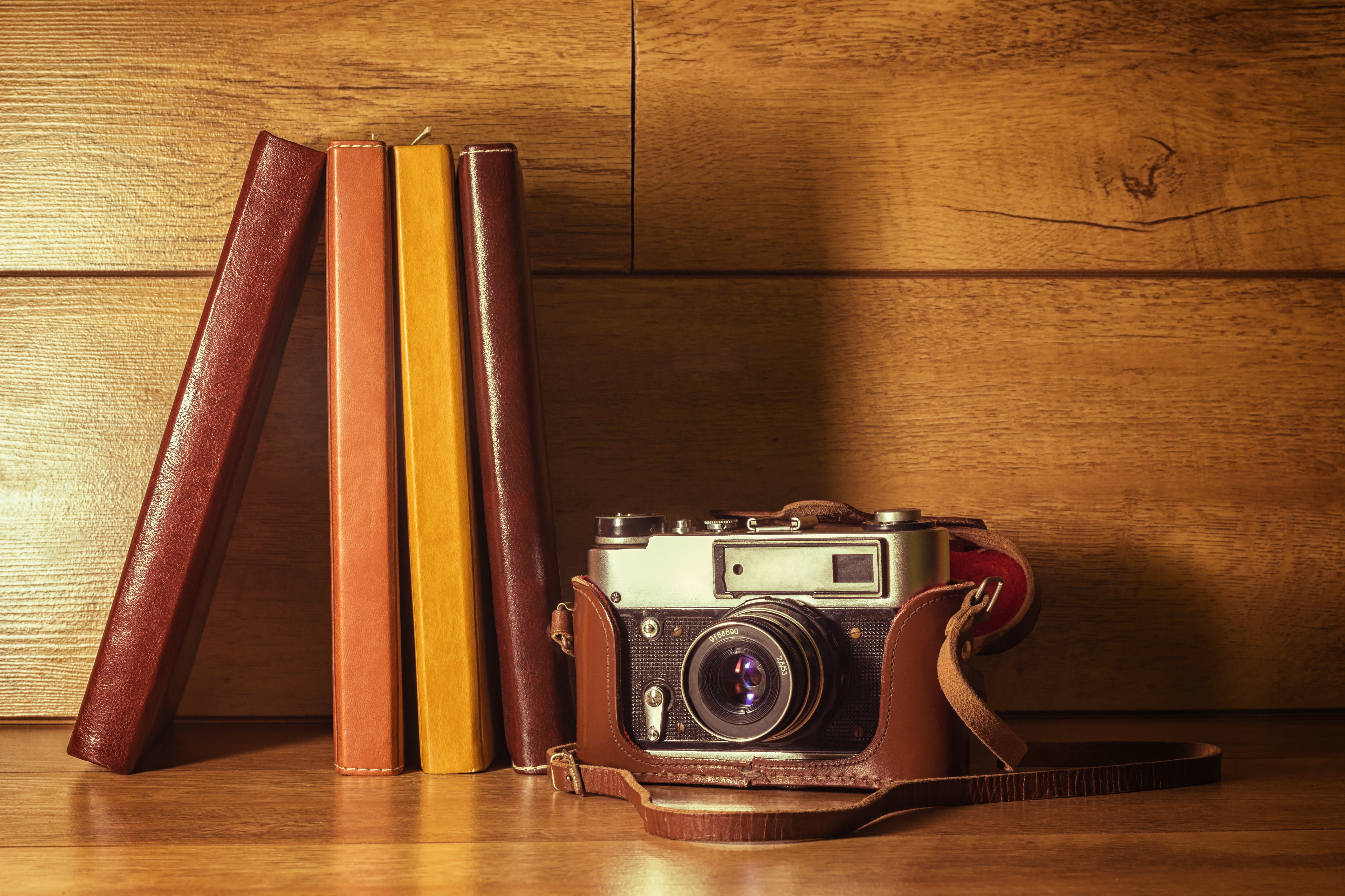 Фотоаппарат и книга