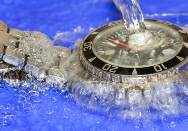 ¿Qué significa realmente que un reloj sea ‘resistente al agua’?