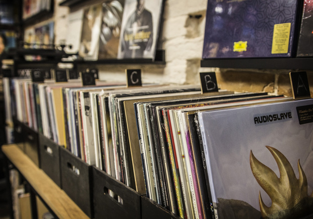 Waarom deskundigen adviseren om in het digitale tijdperk in vinyl te investeren