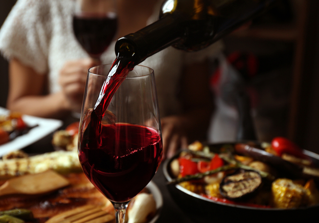 Cinco maneras de impresionar a tus invitados con vinos franceses