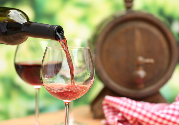 De onde vem o sabor a madeira do vinho?