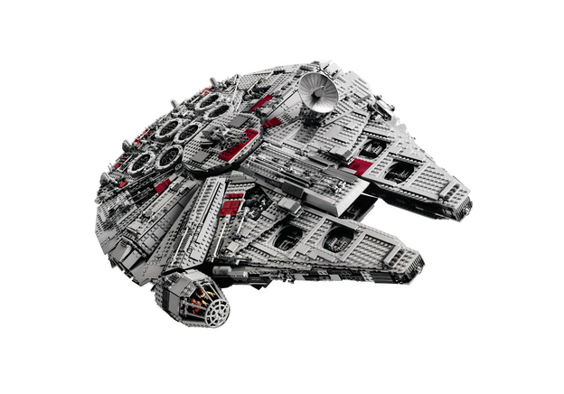 A evolução do Millennium Falcon da LEGO