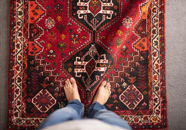 How to decorate with rugs in your home