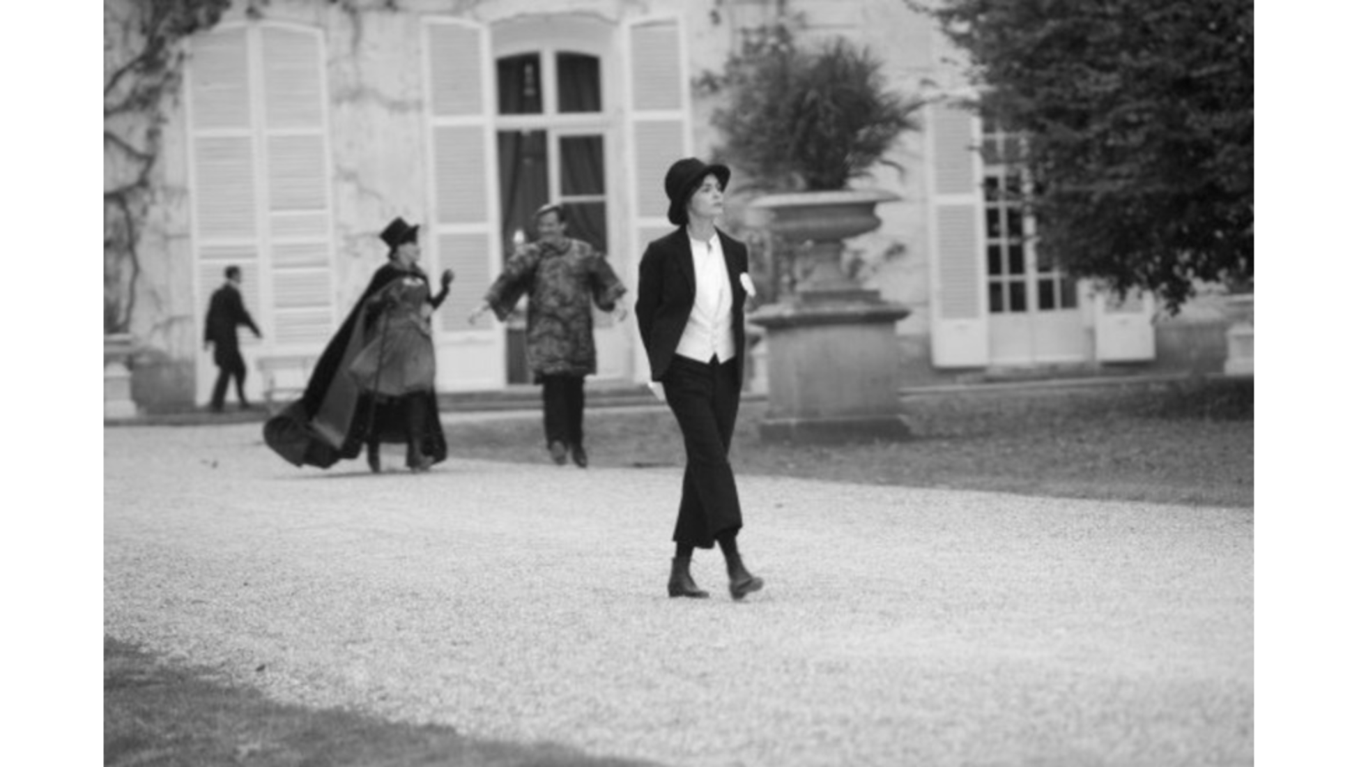 1963  große Modeschöpfer präsentieren ihre FrühjahrSommerMode Ein Blick von  Coco Chanel 1963 Neubaustrecke Foto zeigt Abendkleid weißes Organdi und  roter Gürtel obligatorisch Erwähnung Schöpfung Chanel sofortige Diffusion   Keystone Bilder USA 