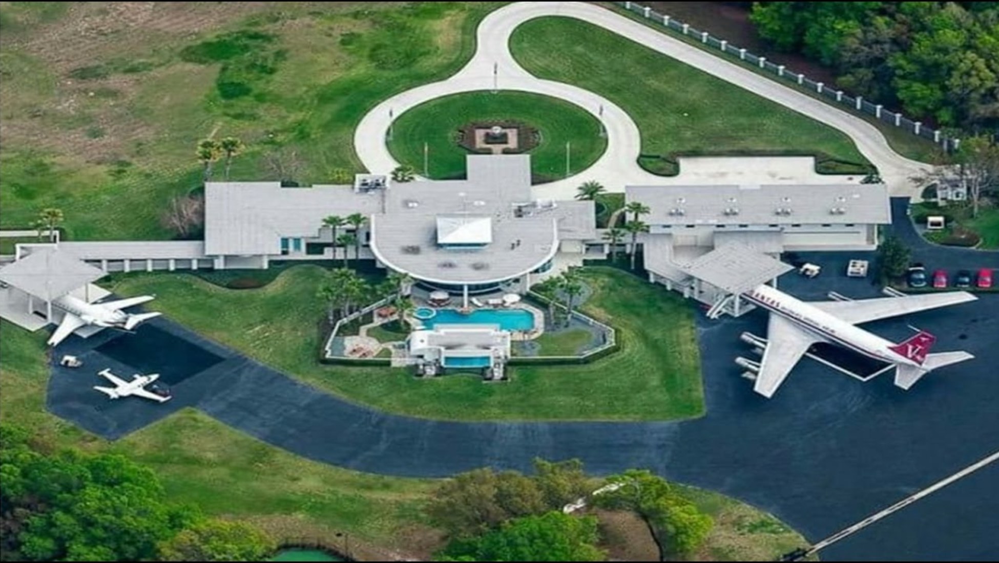 John Travolta S House With The Plane