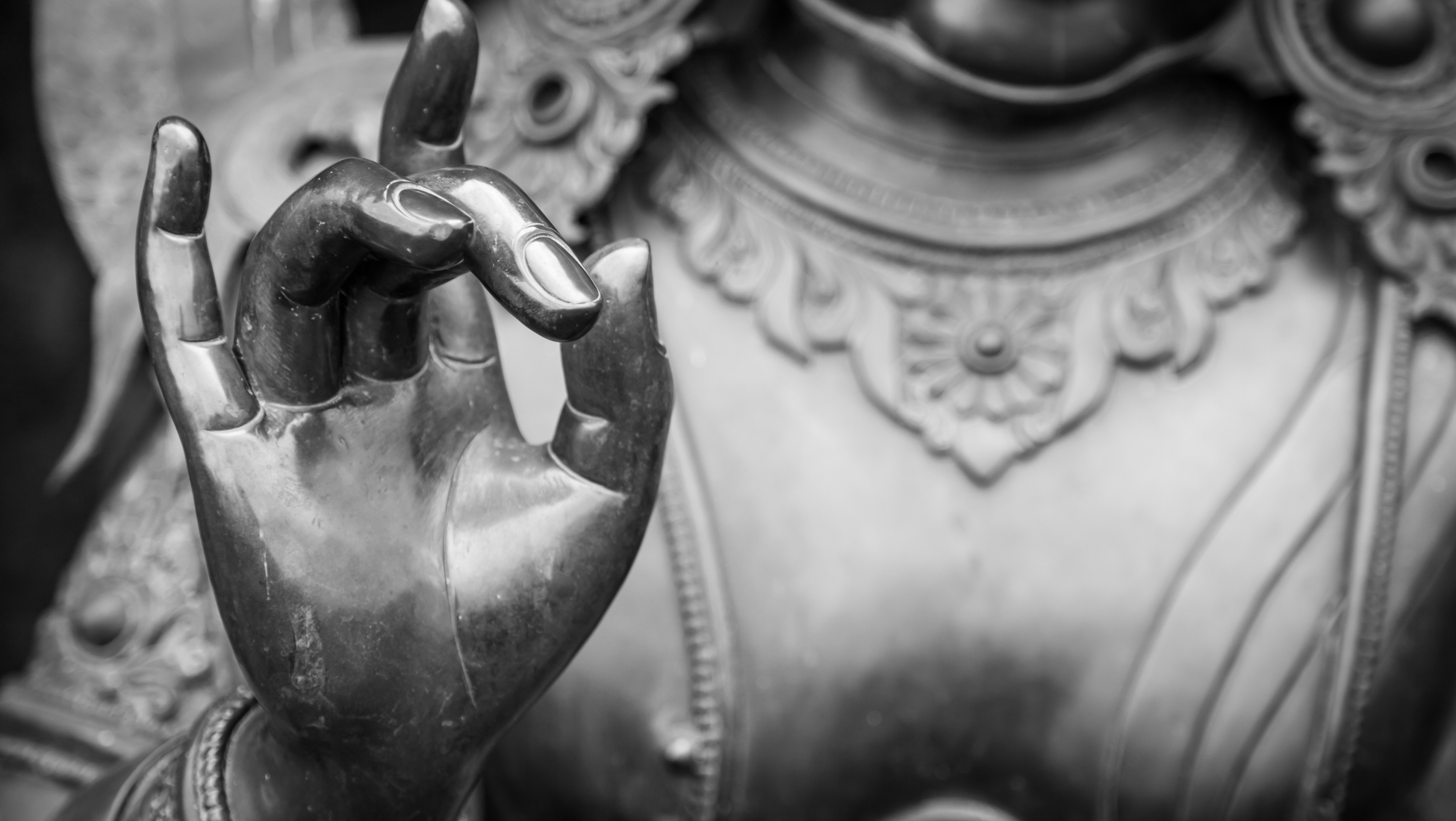 L'acquisto di una grande statua di Buddha seduto con le mani in mano  atmanjali mudra.