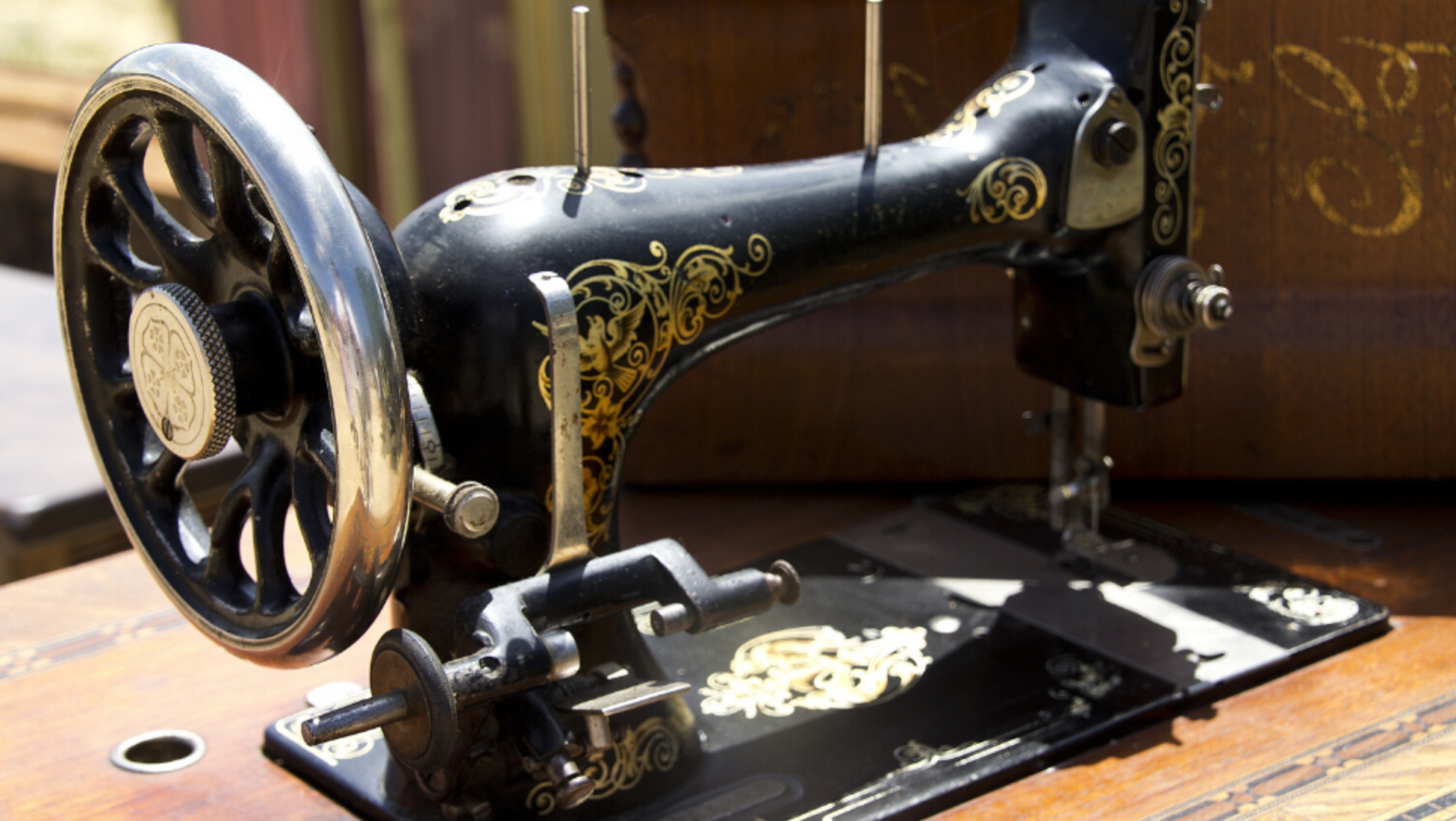 Шьем машинкой зингер. Швейная машинка Zinger 1960. Старинная швейная машинка. Старинная швейная машинка Naumann. Стол для швейной машины.