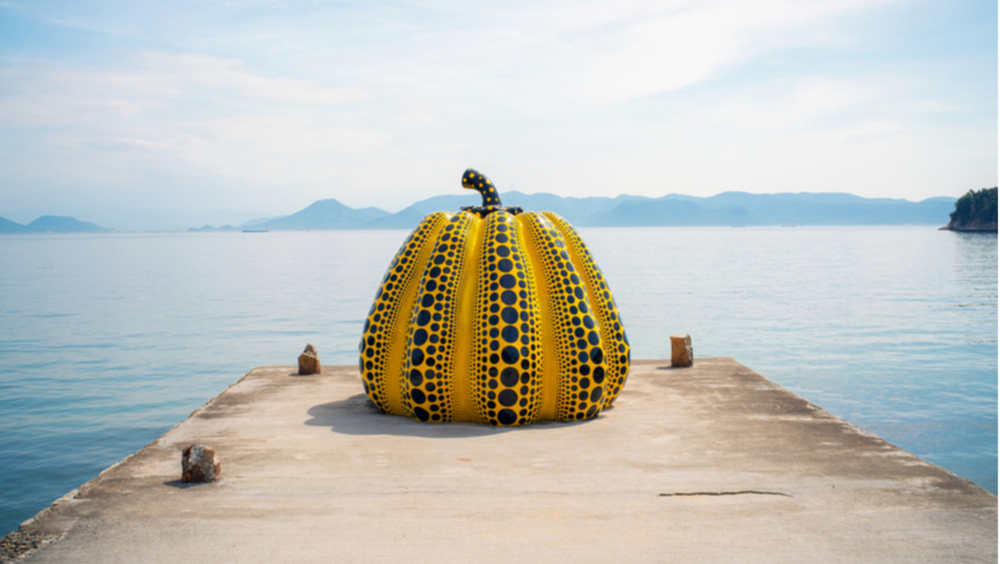 Le zucche colorate a pois di Yayoi Kusama appaiono in Piazza San Babila